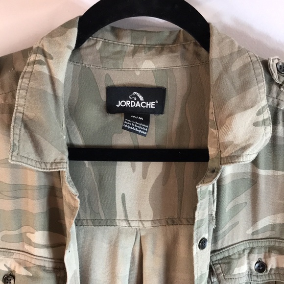 Jordache Camo Button Down Shirt Size Medium - Picture 2 of 8